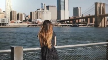 Ünlü New York City nehir manzarası manzarayı saç uçan ile mutlu gülümseyen beyaz bir kadın görüntüsünü kaydırma epik