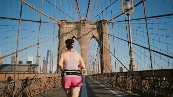 Två Vuxna Kvinnor Kör Längs Brooklyn Bridge New York Varm — Stockvideo