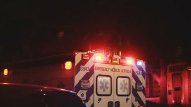 Arka kapılar ve acil servis ambulans kaza mahallini geceleyin hareketli yanıp sönen ışıklar görünümünü.