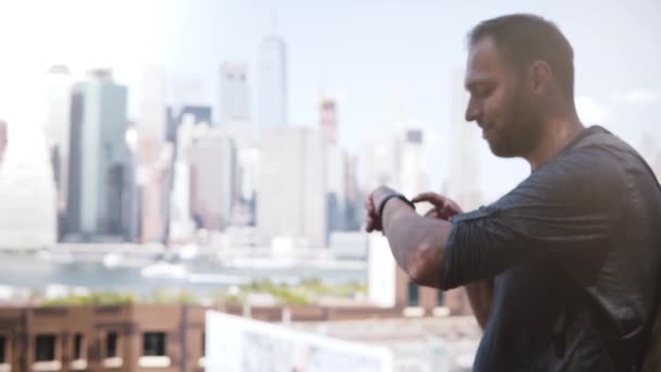 Glad Europeiska frilansande arbetare leende, med hjälp av smart Watch-klocka för att shoppa online på fantastisk Manhattan skyline, New York City. — Stockvideo