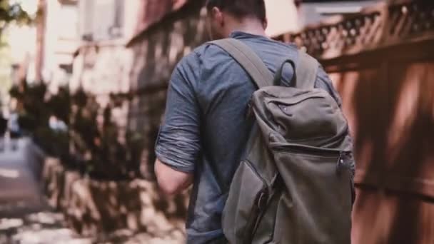 Jovem Turista Feliz Com Mochila Andando Lentamente Longo Ensolarada Rua — Vídeo de Stock