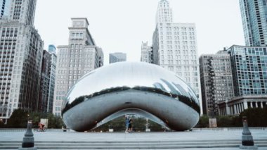 Chicago, ABD sabah cloud gate yakınındaki yürüyen genç mutlu çift. Şehir keşfetmek turist.
