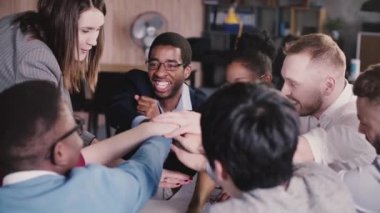 Mutlu başarılı çok ırklı iş adamları eller, beyaz kadın takım lideri toplantısında tarafından teşvik katılmadan.