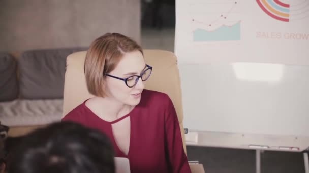 Επιτυχημένη επιχειρηματίας αυτοπεποίθηση Καυκάσιος γυαλιά μιλώντας στην εταιρεία ομάδα συνάντηση στο σύγχρονο γραφείο γκρο πλαν. — Αρχείο Βίντεο