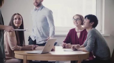 Genç çok ırklı iş insanlar için tanınmayan kadın lideri, dinle modern sağlıklı ofis tartışmaya devam.
