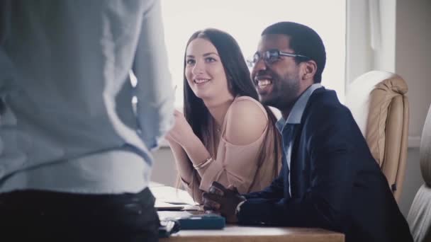 Equipo multiétnico feliz escuchando ejecutivo masculino irreconocible, sonriendo en la reunión de la oficina cámara lenta de cerca . — Vídeo de stock