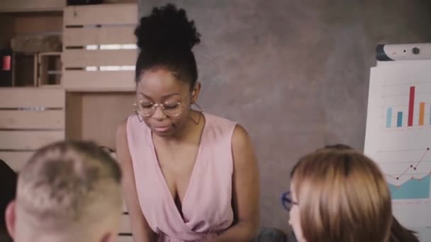 Selvsikker afrikansk amerikansk kvindelig CEO taler til multietniske medarbejdere team, forklarer nye opgaver slow motion . – Stock-video