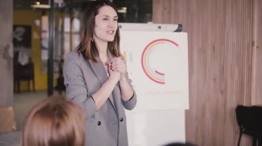 Ofis çalışanları şirket takım toplantısı pazarlama, ilham konuşan başarılı neşeli kadın iş coach orta vurdu. Teşvik ve arkadaşları motive edici çekici Kafkas işkadını.