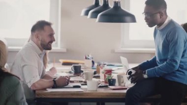 Mutlu çok ırklı iş adamları çatı coworking işbirliği. Birlikte hafif sağlıklı ofisinde çalışan arkadaşlar tadını çıkarın.