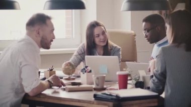 Toplantı, modern sağlıklı işyerinde beyin fırtınası çok ırklı office ekibi konuşan ABD'li işadamı.