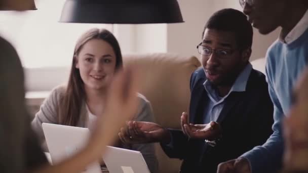 Glade multietniske forretningsfolk smiler, griner og nyder at arbejde sammen i en venlig atmosfære af sund arbejdsplads . – Stock-video