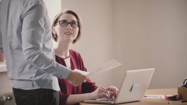 Молодая успешная женщина-бизнесмен слушает работника мужского пола, обсуждает процесс работы в современном здоровом офисе . — стоковое видео