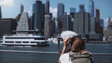 Manhattan Finans Merkezi, New York epik Panoraması, sikke dürbün üzerinden seyir arkadan görünüm genç gezgin kız.