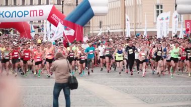 Saint Petersburg Rusya, 9 Temmuz 2017 - bir büyük şehir Maraton başlangıcı. Profesyonel koşucular yavaş hareket büyük kalabalık.