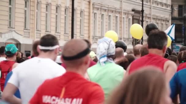 SAN PETERSBURG RUSIA, 9 DE JULIO DE 2017 - Vista trasera de una gran multitud de personas corriendo en el evento maratón de la gran ciudad en cámara lenta . — Vídeos de Stock