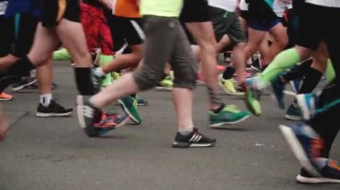 Saint Petersburg Rusya, 9 Temmuz 2017 - yan görünüm bacaklar ve ayaklar insanlar farklı spor ayakkabı ağır çekimde çalışan