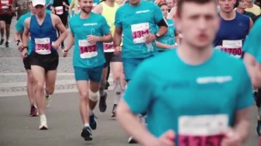 Saint Petersburg Rusya, 9 Temmuz 2017 - kalabalık bir büyük maraton olay yavaş hareket çalışan insanların görünümünü yakın çekim.