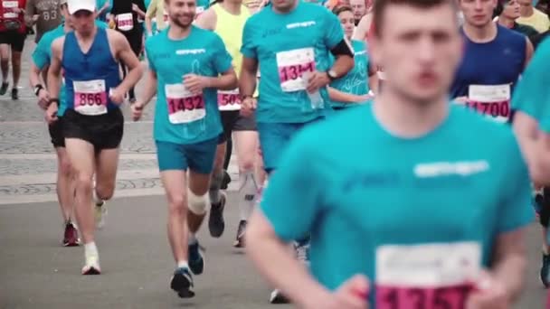 SAN PETERSBURG RUSIA, 9 DE JULIO DE 2017 - Vista de cerca de una gran multitud de personas corriendo en un gran evento maratón en cámara lenta . — Vídeos de Stock