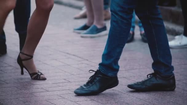 Ноги двух профессиональных танцоров, танцующих латиноамериканский танец и веселящихся на танцевальной вечеринке в уличной замедленной съемке . — стоковое видео