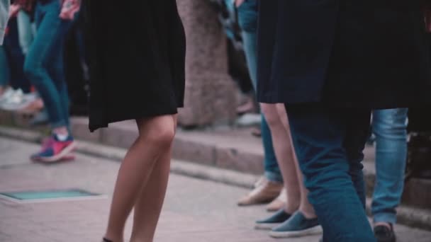 Красивый крупным планом вид мужских и женских ног, танцующих латиноамериканский танец вместе на веселой уличной вечеринке замедленного движения . — стоковое видео