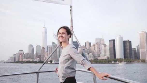 Porträtt av glada glada turist flicka med flygande hår New York skyline utsikt från en tur båt slow motion. — Stockvideo