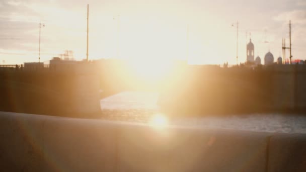 Hermosa vista de la carretera, puente, río y terraplén en la puesta del sol de oro. Ocupada vista de la ciudad por la noche . — Vídeo de stock