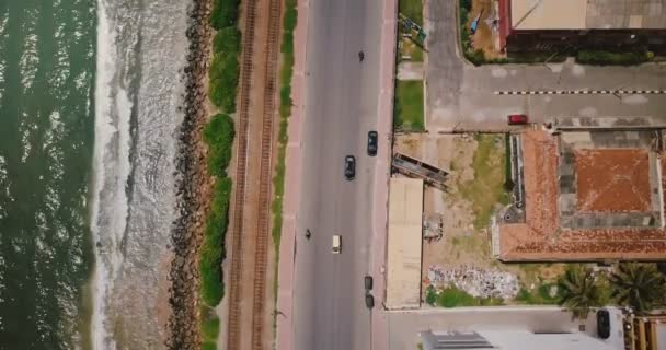 Drone che vola lungo la strada costiera dell'oceano, aprendosi a incredibili paesaggi urbani e panorama sul mare di Colombo, Sri Lanka . — Video Stock