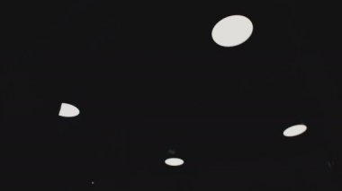 Genç mutlu bir görünümünü şeffaf cam duvar Asansör telefon gülümseyerek konuşuyor sürme beyaz kız rahat