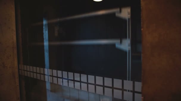 Щасливі Випадковий Кавказьких Чоловічого Фрілансера Їзда Прозорі Піднятися Скляному Ліфті — стокове відео