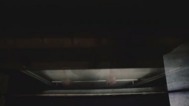 Avrupa Genç adam Asansör sürme, yürüyüş, kahverengi ayakkabı şeffaf cam duvardan, yüksek açılı görünüş gördüm.