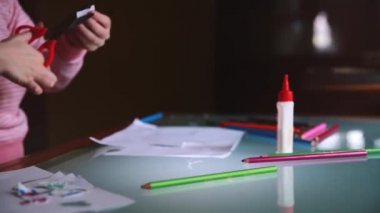 Küçük kız çocuk masasında da pembe kazak kesme kağıt şekillerde çeşitli ileti örneği ile ellerinde kamera kayar yaptı.