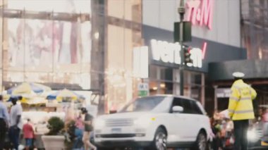 New York 18 Ağustos 2017 - New York, otobüsü durdurarak bir çok meşgul sokakta araba yönetmenlik trafik denetim polis.