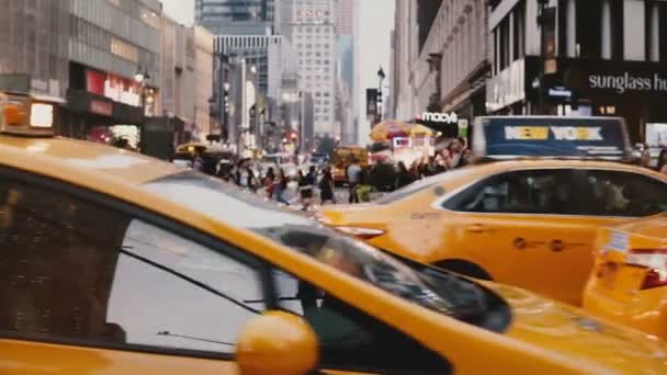 Nowy Jork sie 18 2017 - ruch żółte taksówki na bardzo ruchliwej ulicy w Nowym Jorku, oficer policji, kierując samochody. — Wideo stockowe