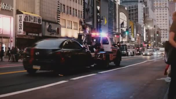 ニューヨーク 2017 ビーコン フラッシャー忙しいダウンタウンのニューヨーク市の通りに押収車をけん引レッカー車 アメリカ メガポリス アベニューの大気バック グラウンド ビュー — ストック動画