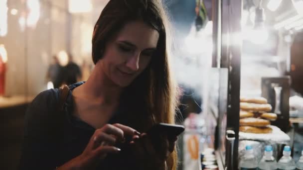 美丽的当地欧洲女商人使用智能手机信使应用程序附近的一个热气腾腾的街头食品卡车在纽约市 — 图库视频影像
