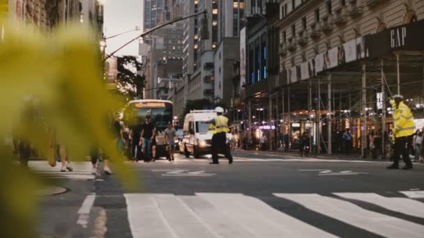 NEW YORK 18 AOÛT 2017 - Deux policiers en uniforme lumineux contrôlant la circulation d'autobus lourds dans une rue animée de New York . — Video