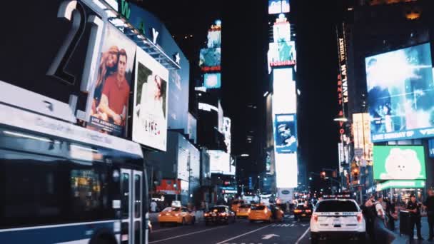 New York, Usa, 18.08.2017 View of Time square med massor av kommersiella och trafik road i New York, USA i kväll. — Stockvideo