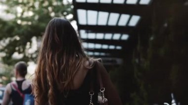 New York'un şehir sokak ağır çekim yürüyüş emin Avrupa şık iş kadını kamera izler.