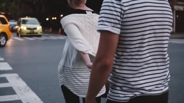 Cámara lenta feliz caucásico chica líder novio por la mano a través de la calle sonriendo en romántico fecha en Nueva York . — Vídeo de stock