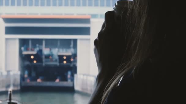 Close-up silhueta de jovem turista feliz com café em um ferry chegando ao cais em uma manhã nebulosa fria . — Vídeo de Stock