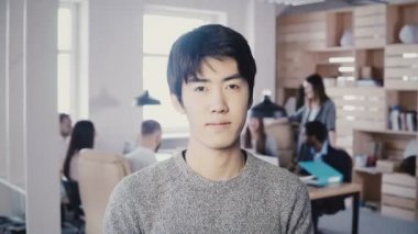 Başarılı Asyalı erkek start-up kurucusu poz. Meşgul modern ofis 4 k kamerada bakarak yakışıklı işadamı Yöneticisi.