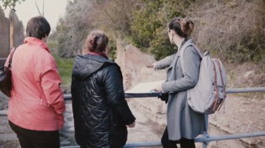 İki üst düzey kadın Ostia, İtalya için eski kalıntıları çevresinde bir yürüyüş turu veren genç güzel Avrupa kadın tur rehberi.
