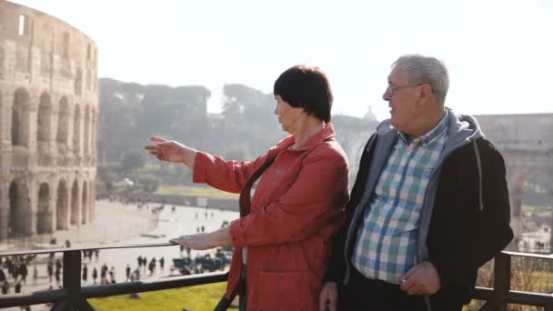 Panorama de romántico senior feliz pareja europea de pie juntos en el Coliseo de vacaciones en Roma, Italia . — Vídeos de Stock