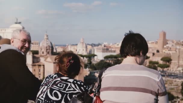 Felices viejos amigos europeos de pie juntos disfrutando de increíbles paisajes del Foro de Roma en Italia sonriendo y hablando . — Vídeo de stock
