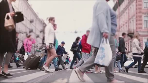 Slow-motion shot van anonieme grote menigte lopen over een drukke oude stad straat met bussen en auto's in Sint-Petersburg. — Stockvideo
