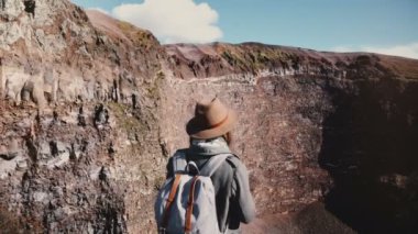 Mutlu kadın seyahat blogger alarak fotoğraf Vesuvius yanardağ krater, kameraya dönüm ve yol gülümseyen aşağı yürüyüş.