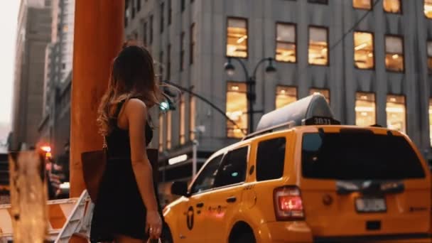 Jovem Mulher Bonita Perto Estrada Trânsito Nova York América Depois — Vídeo de Stock