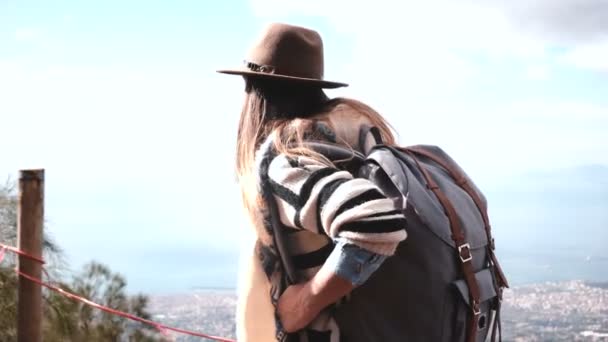 Närbild av vackra glad turist flicka i hatt med ryggsäck gå till toppen av Vesuvius vulkan njuter utsikten. — Stockvideo