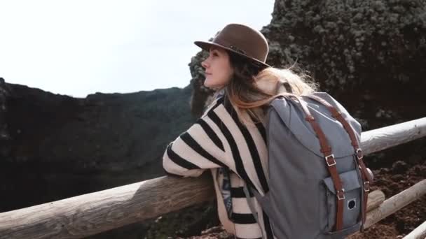 年轻快乐诱人的女商人与背包享受从意大利维苏威火山火山口边缘的看法. — 图库视频影像