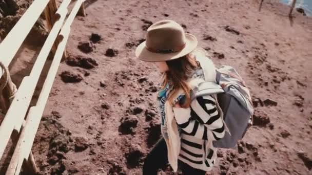 Hög vinkel syn på unga glada kvinnlig turist med ryggsäck och armarna brett öppna vid kanten av Vesuvius vulkan kratern. — Stockvideo
